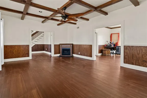 a view of a livingroom with furniture and a ceiling fan