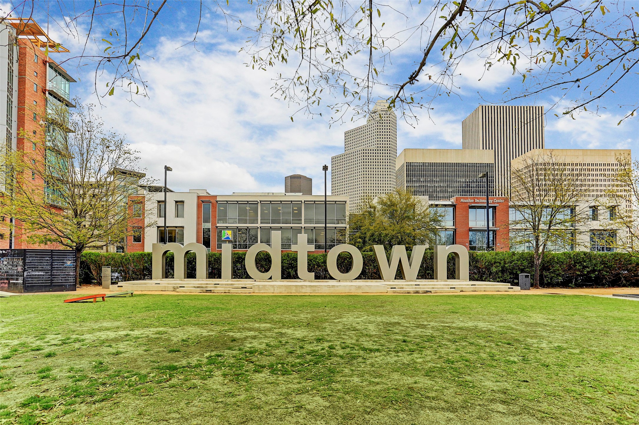 1639 Sutton Street Houston, TX 77006 - Photo 23 of 27 a view of building with garden