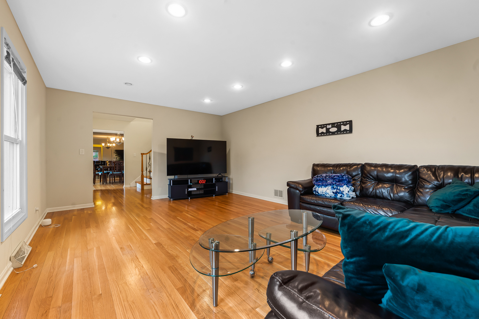 2849 Farmington Road Northbrook, IL 60062 - Photo 5 of 32 a living room with furniture and a flat screen tv