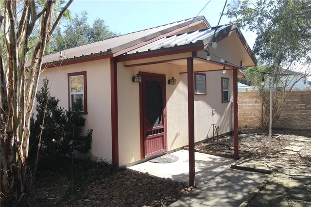 a view of a house with backyard