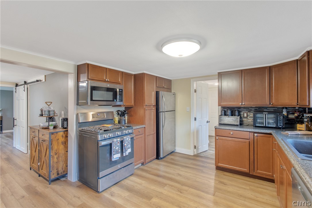 8355 Tuttle Road Cicero, NY 13030 - Photo 12 of 46 Chef's will enjoy the gas range & oven.
