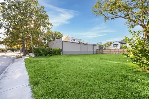 a view of a back yard