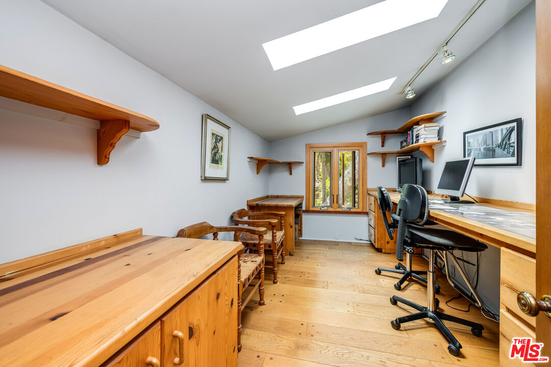 454 East Rustic Road Santa Monica, CA 90402 - Photo 24 of 33