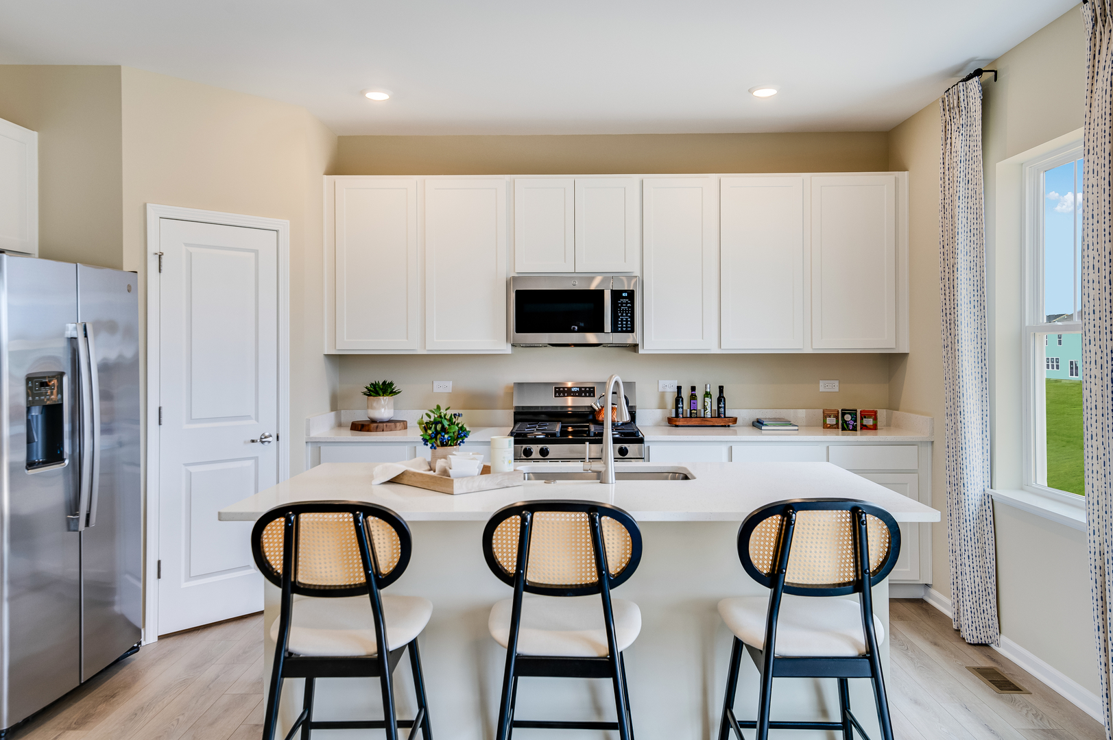 571 Lismore Circle Elgin, IL 60124 - Photo 8 of 24 a kitchen with stainless steel appliances a dining table chairs refrigerator and sink