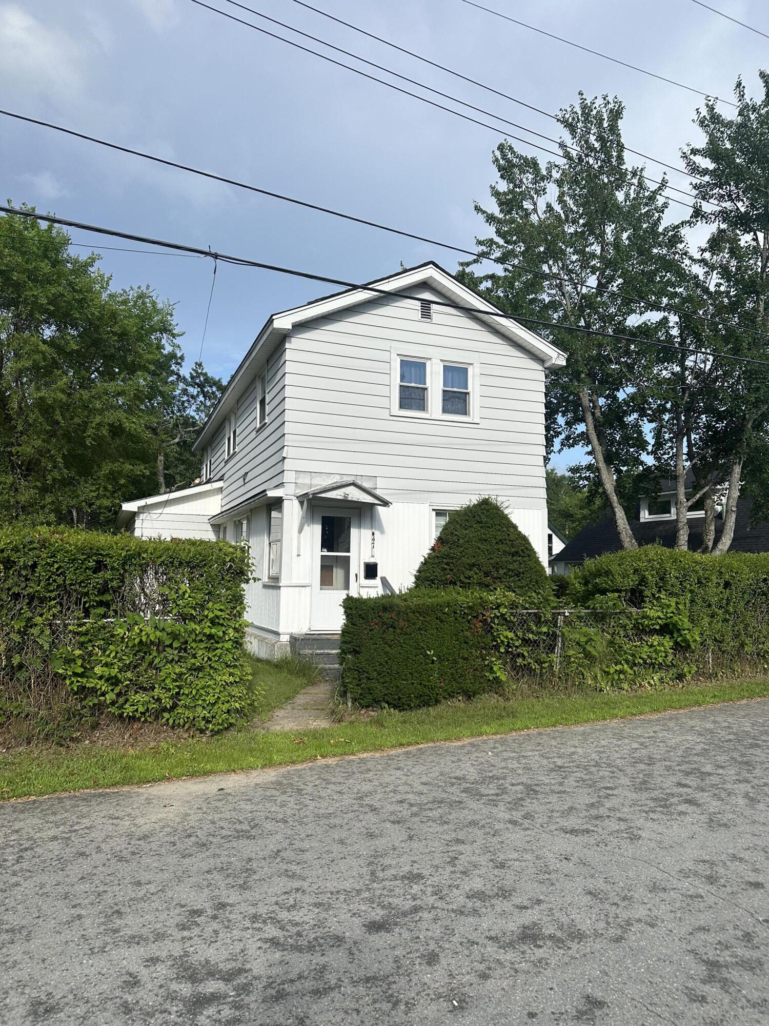 47 York Street Millinocket, ME 04462 - Photo 2 of 23 7231CAB2-72A7-4DD1-B621-E2384B077CEC