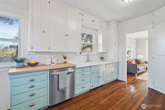 a spacious bathroom with double vanity sink a mirror and a bathtub