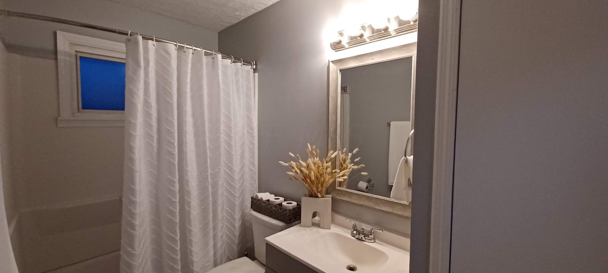 1831 Lonsdale Road Columbus, OH 43232 - Photo 11 of 24 Bath