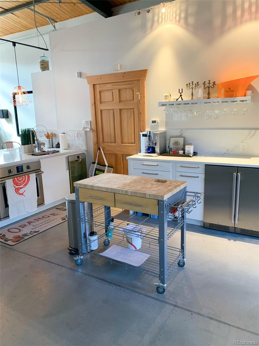 161 3rd Avenue Niwot, CO 80544 - Photo 33 of 41 a outdoor patio with a table and chairs