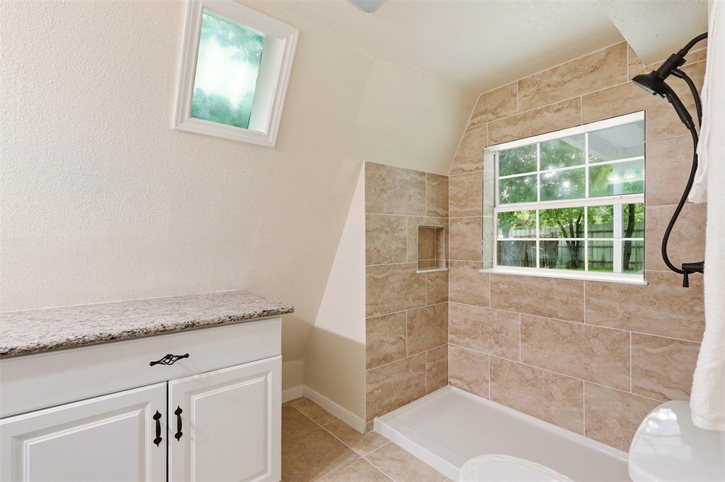 716 Lakeland Road Lake Dallas, TX 75065 - Photo 13 of 31