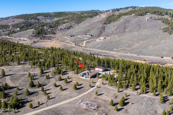 a view of an empty room and bathroom with mirror