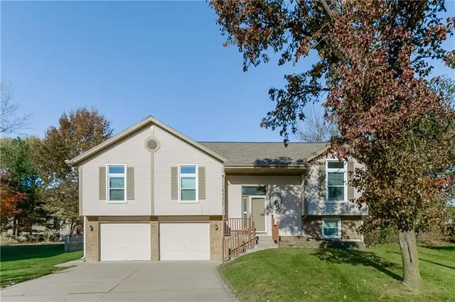 $2,360 | 4050 Southwest La Harve Drive, Lee's Summit, MO 64082