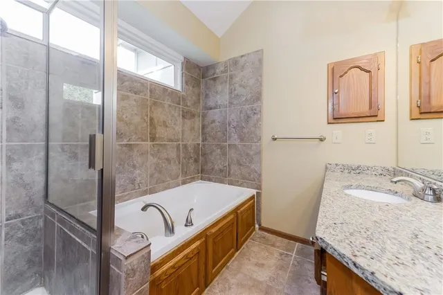 $2,360 | 4050 Southwest La Harve Drive, Lee's Summit, MO 64082