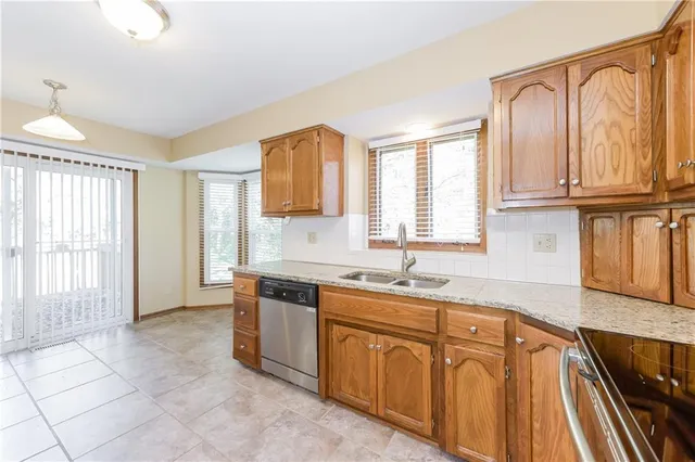 $2,360 | 4050 Southwest La Harve Drive, Lee's Summit, MO 64082