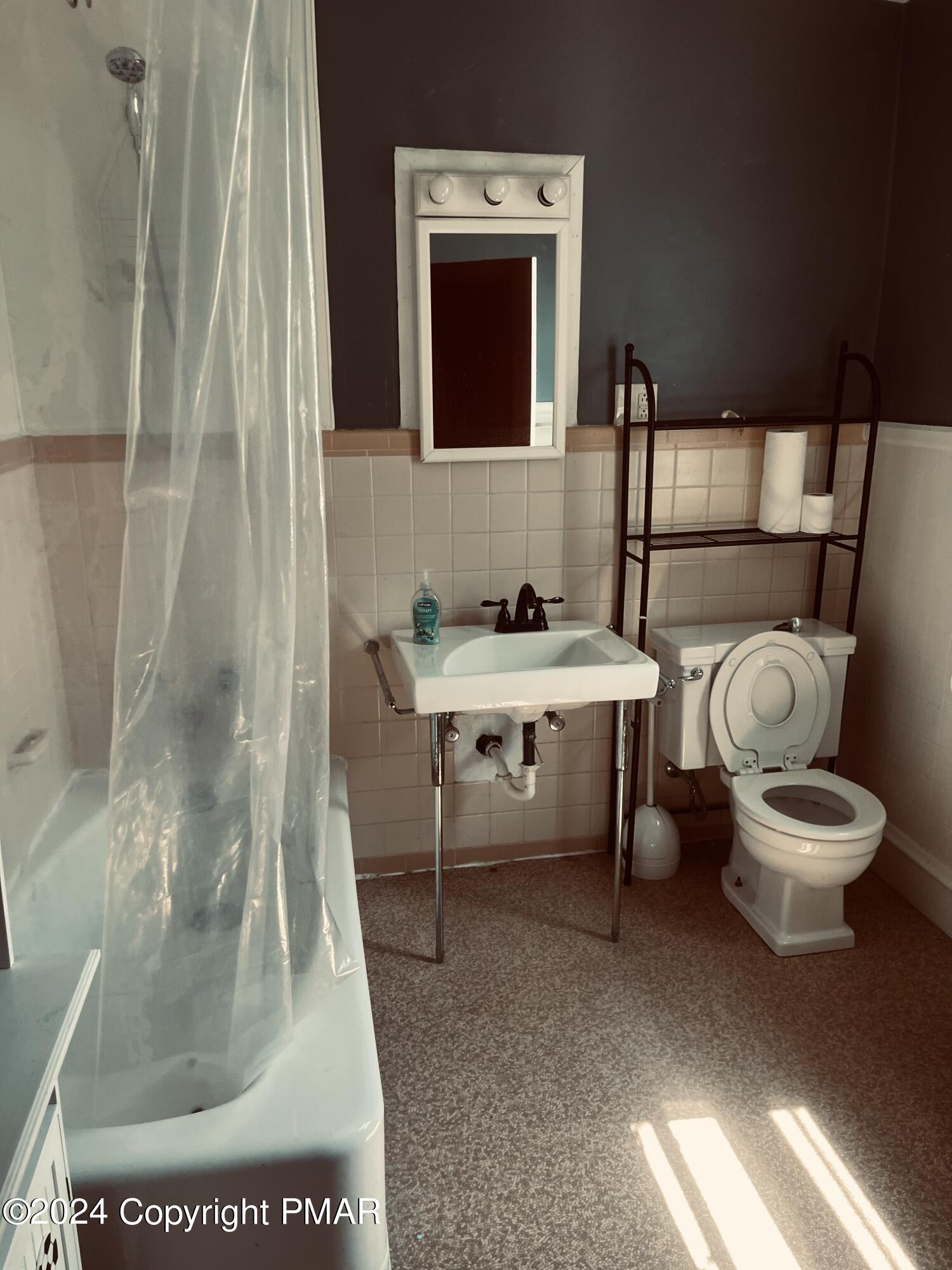 316 West Maple Street Hazleton, PA 18201 - Photo 27 of 36 Full bathroom
