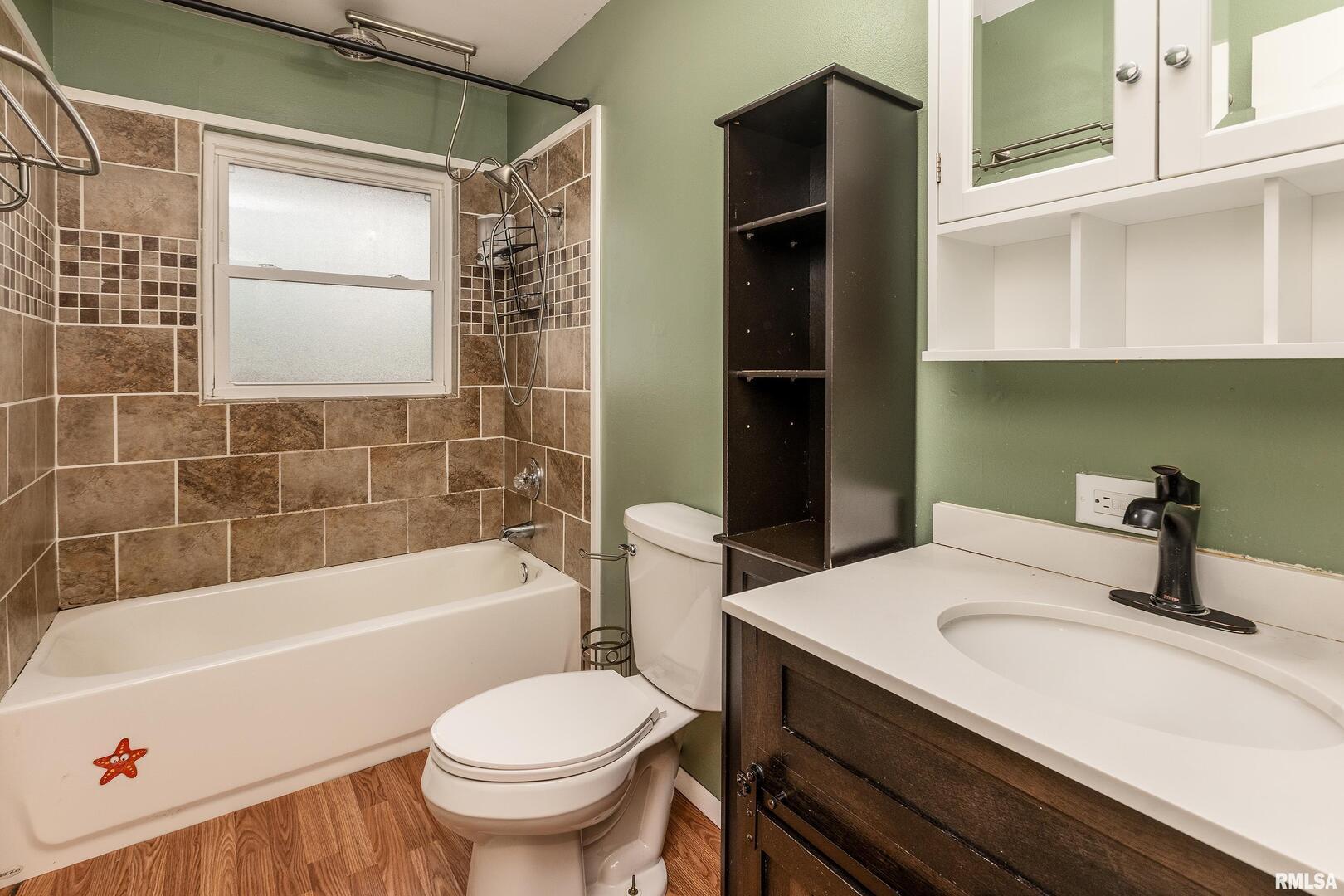 309 South Plover Drive Carbondale, IL 62901 - Photo 12 of 29 a bathroom with a sink toilet and shower