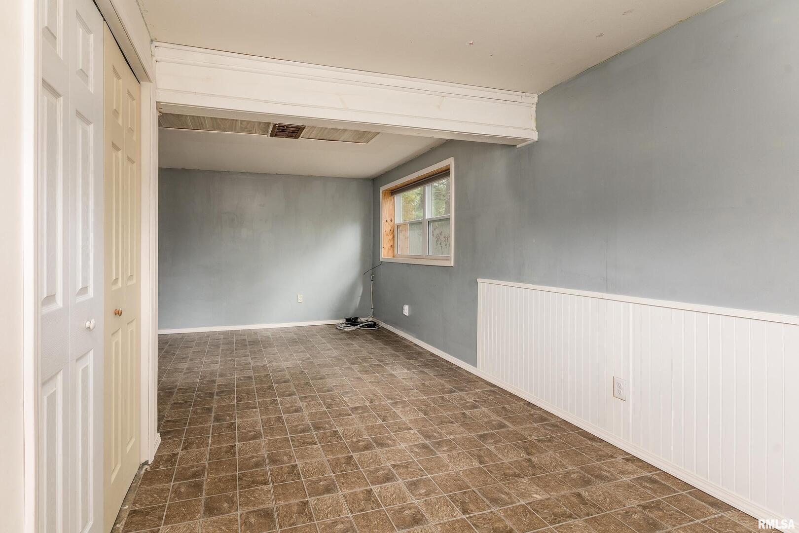 309 South Plover Drive Carbondale, IL 62901 - Photo 18 of 29 a view of a hallway to a house