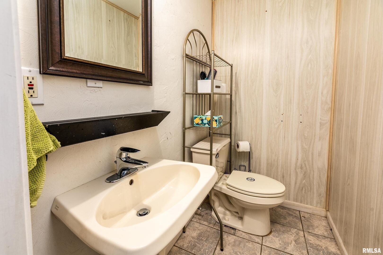 309 South Plover Drive Carbondale, IL 62901 - Photo 19 of 29 a bathroom with a sink a toilet and mirror
