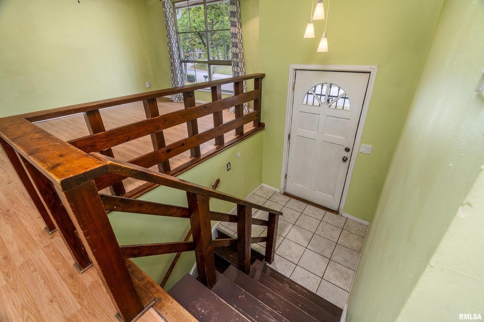 309 South Plover Drive Carbondale, IL 62901 - Photo 3 of 29 a view of an entryway