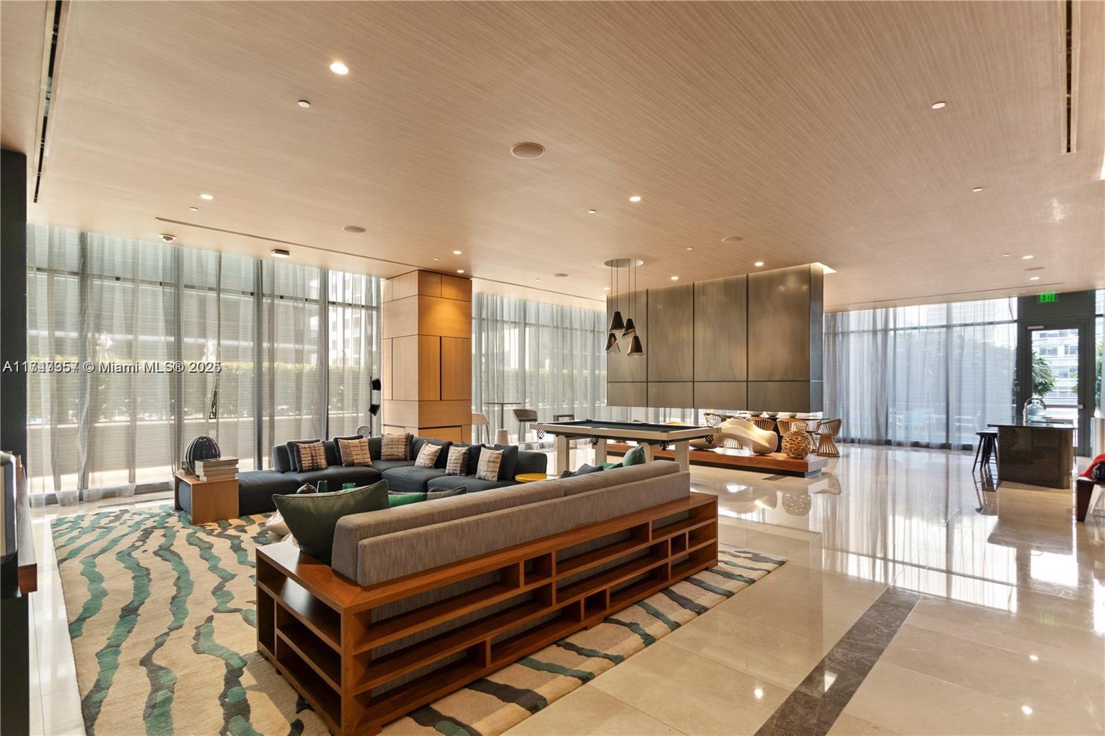 45 Southwest 9th Street, Unit 3306 Miami, FL 33130 - Photo 15 of 21 a large room with lots of tables and chairs