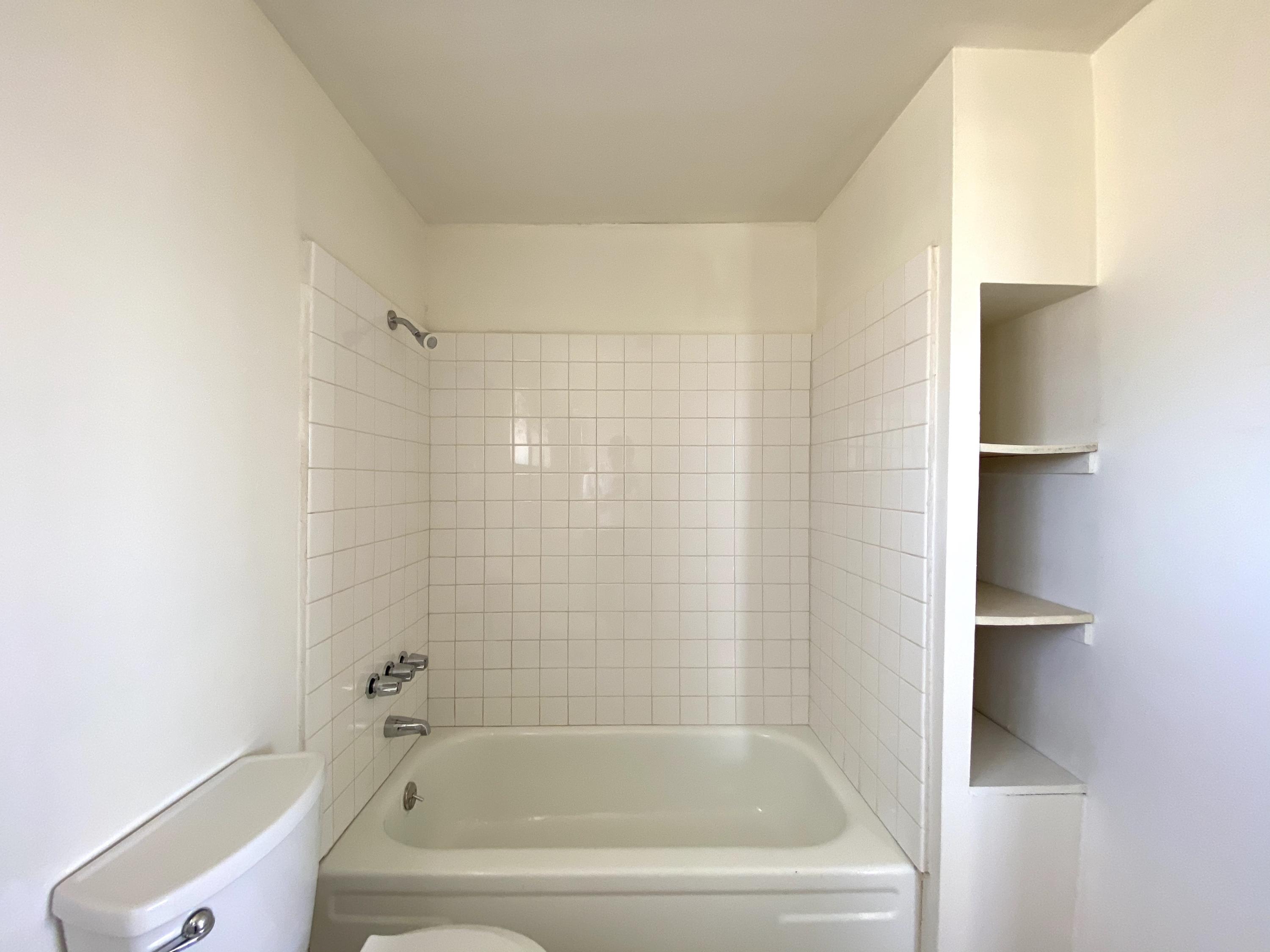 55150 Gleason Road Landers, CA 92285 - Photo 11 of 17 a bathroom with a bathtub