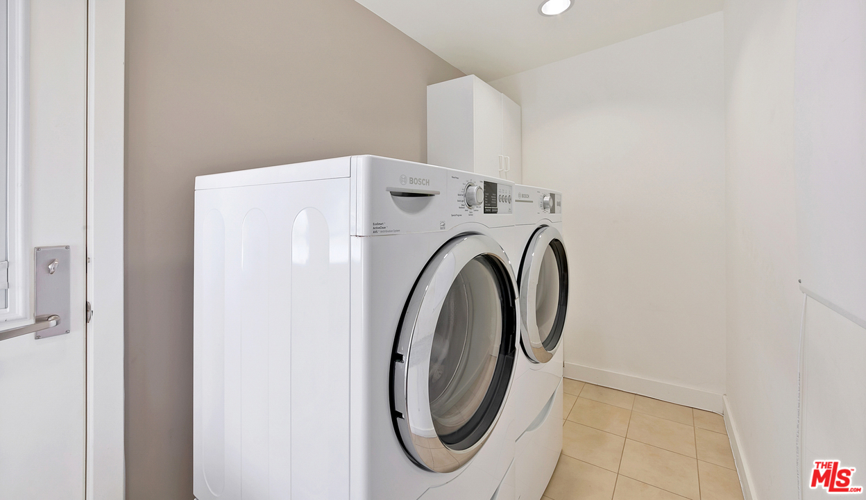 3921 Cody Road Sherman Oaks, CA 91403 - Photo 34 of 36 a utility room with dryer and washer
