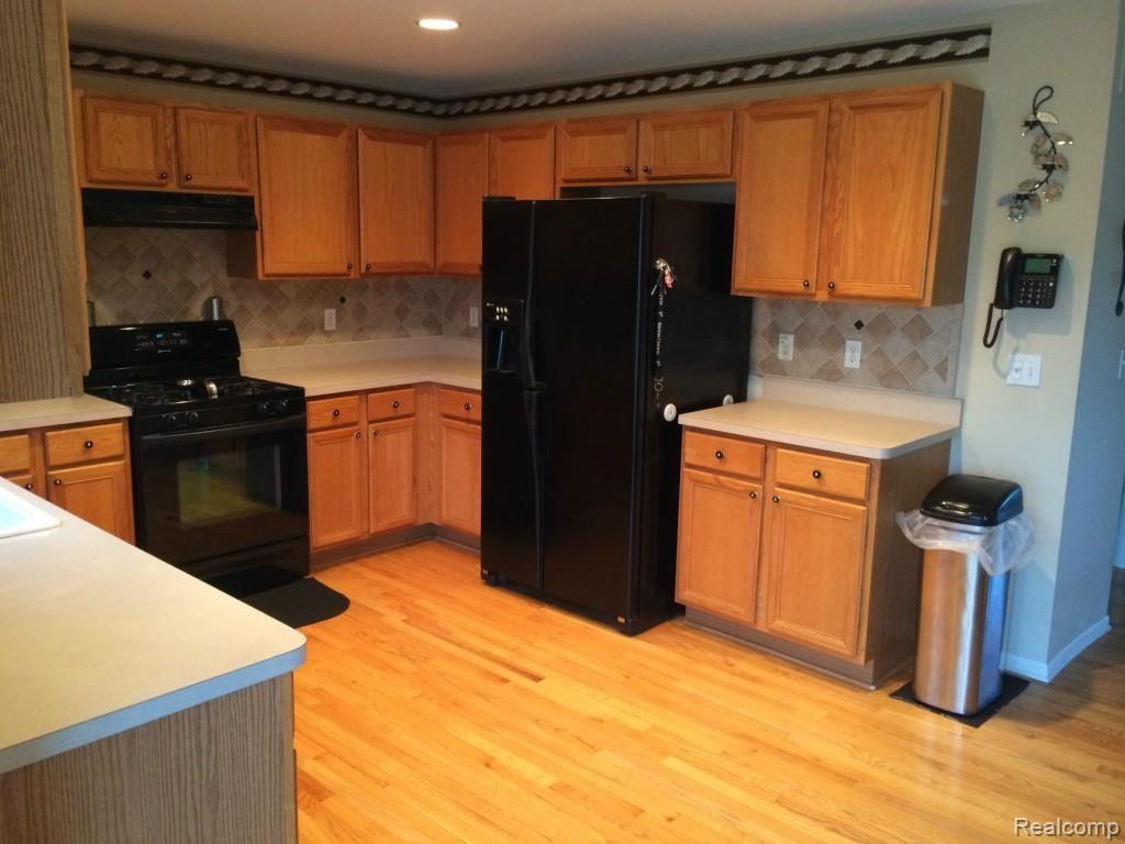 51549 Promenade Lane New Baltimore, MI 48047 - Photo 6 of 30 kitchen.jpg