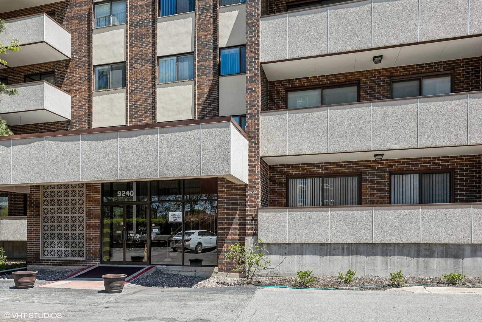 9240 Gross Point Road, Unit 407 Skokie, IL 60077 - Photo 2 of 22