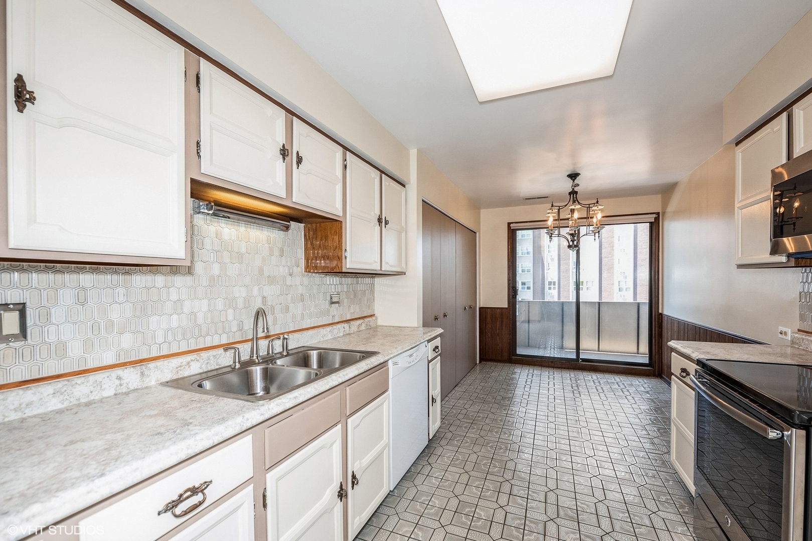 9240 Gross Point Road, Unit 407 Skokie, IL 60077 - Photo 9 of 22