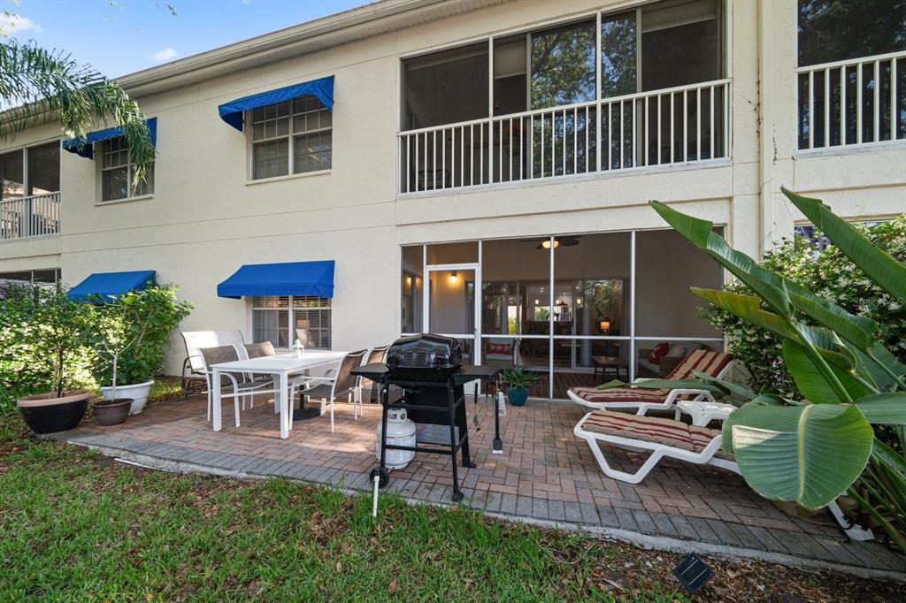 11300 Harbor Way, Unit 1734 Largo, FL 33774 - Photo 31 of 44 a backyard of a house with table and chairs