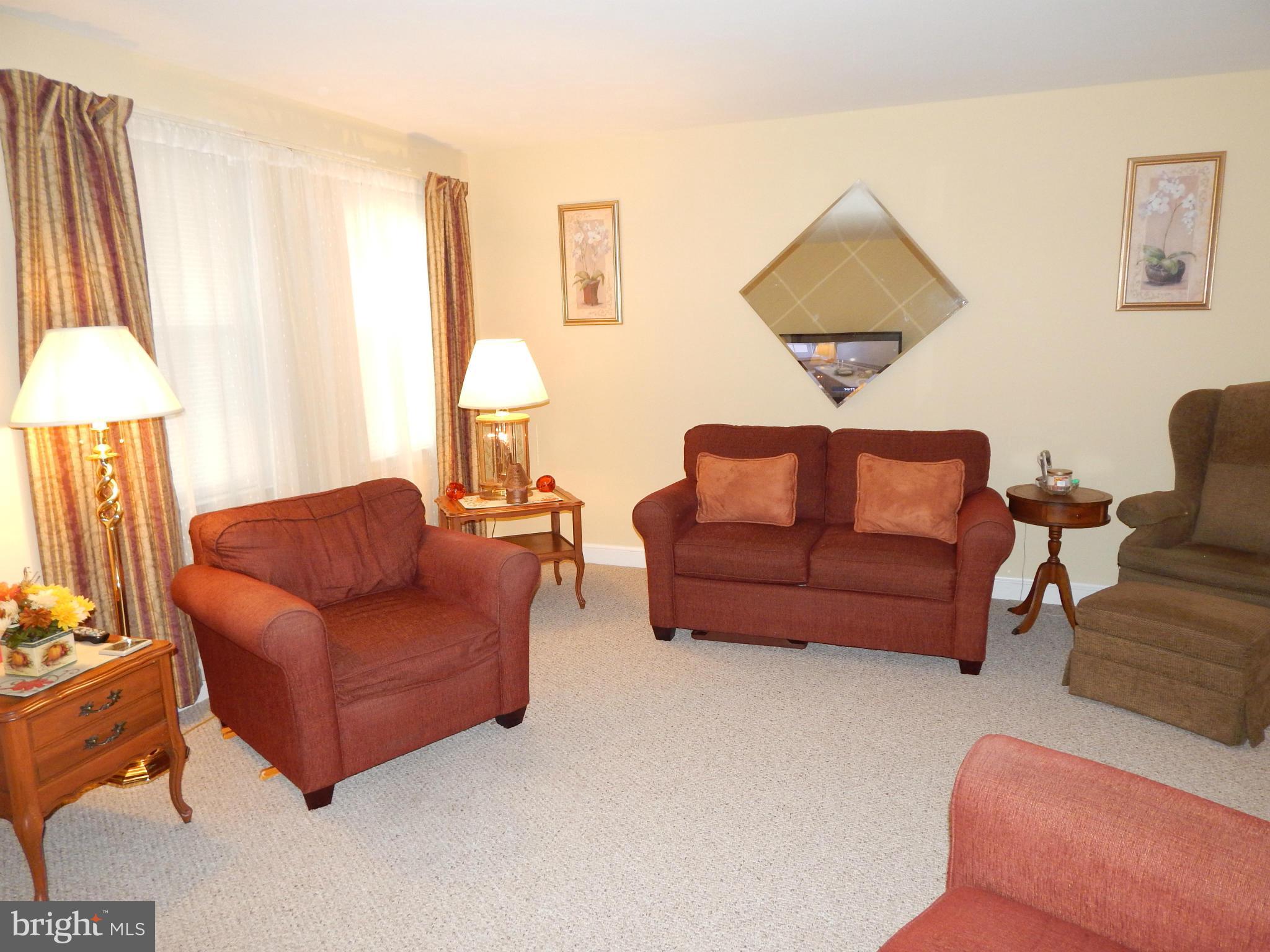 5604 Braxfield Road Baltimore, MD 21227 - Photo 2 of 25 Living Room