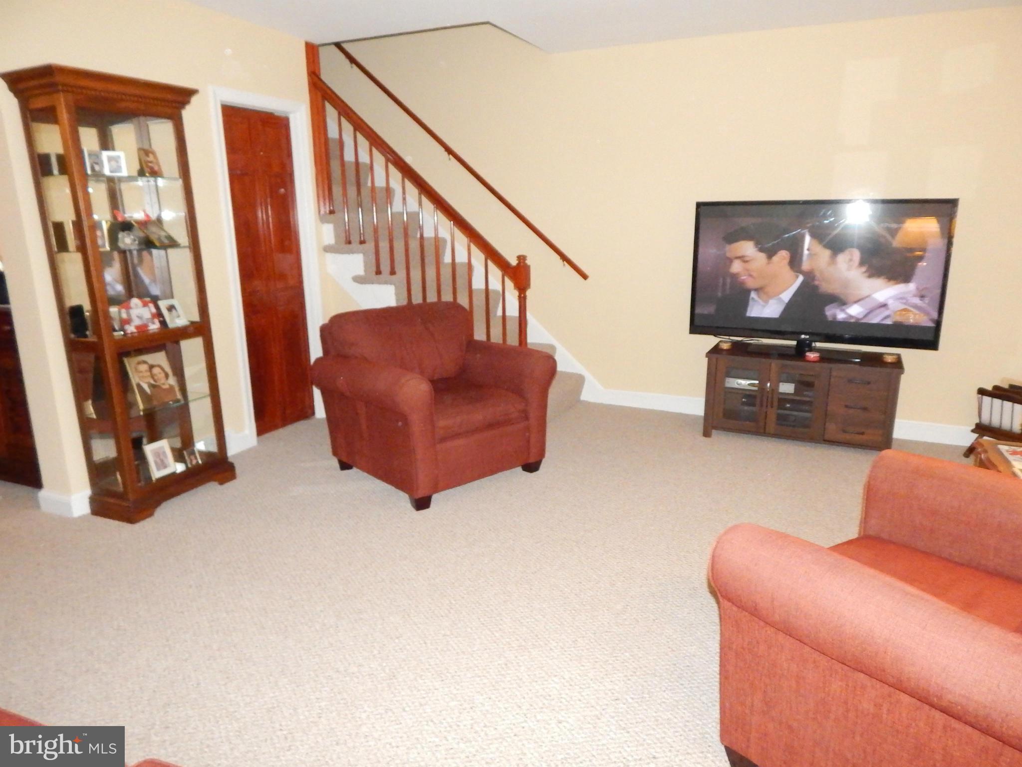 5604 Braxfield Road Baltimore, MD 21227 - Photo 7 of 25 Living Room