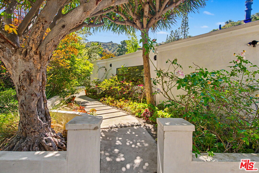 13019 Sky Valley Road Los Angeles, CA 90049 - Photo 3 of 49