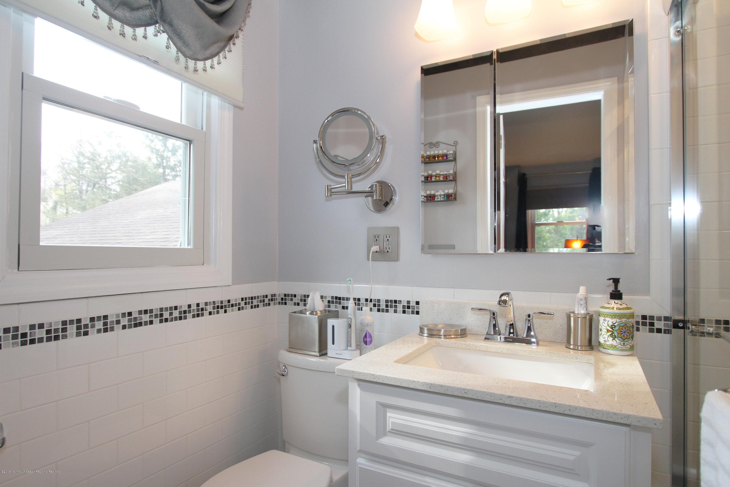 118 Golf Road Montclair, NJ 07043 - Photo 15 of 22 118 Master Bath 2. 7SKhdPYA