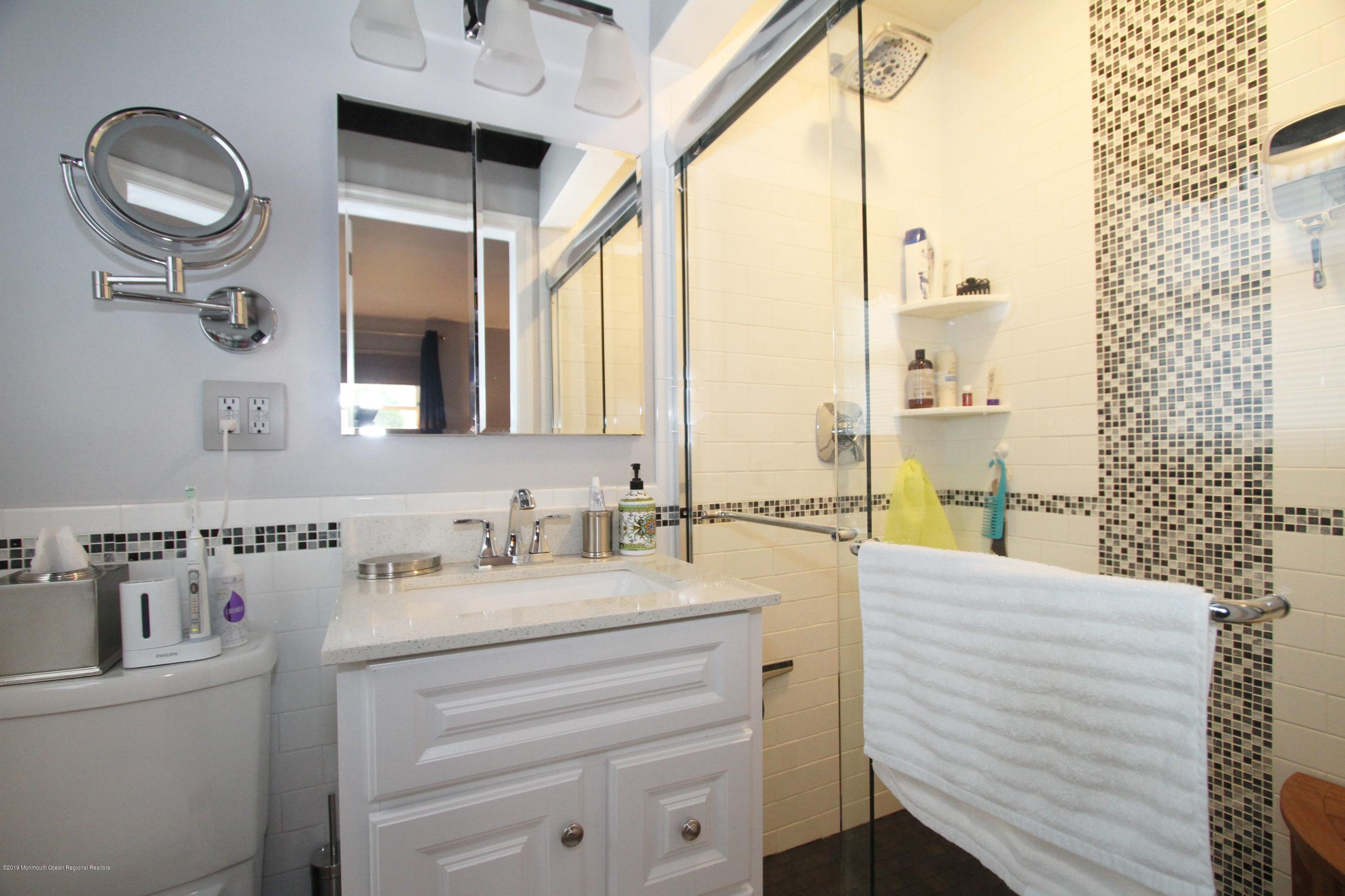 118 Golf Road Montclair, NJ 07043 - Photo 16 of 22 118 Master Bathroom 1. MUzSwshg