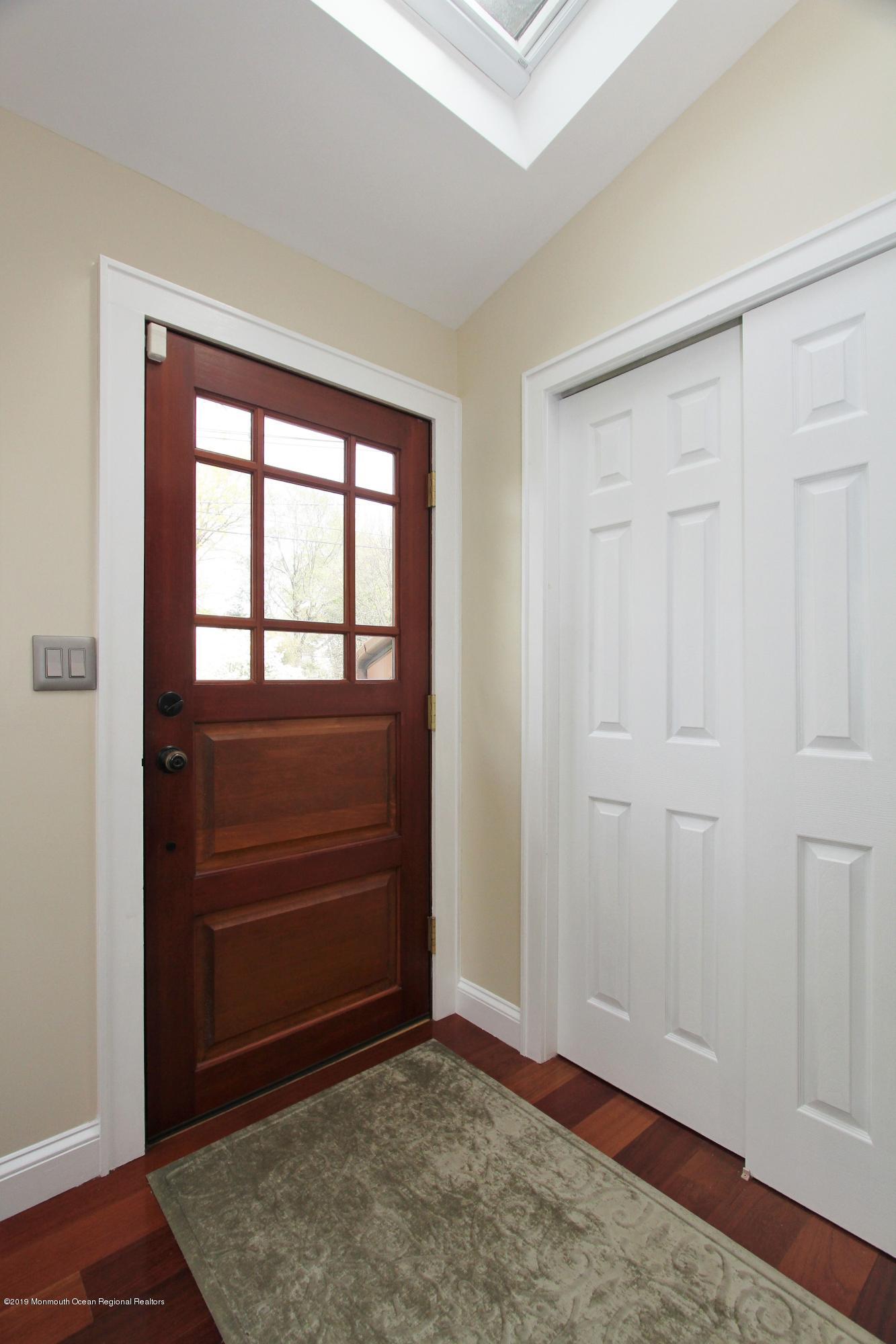 118 Golf Road Montclair, NJ 07043 - Photo 4 of 22 118 Vestebul 1. 3Ta4DmEg