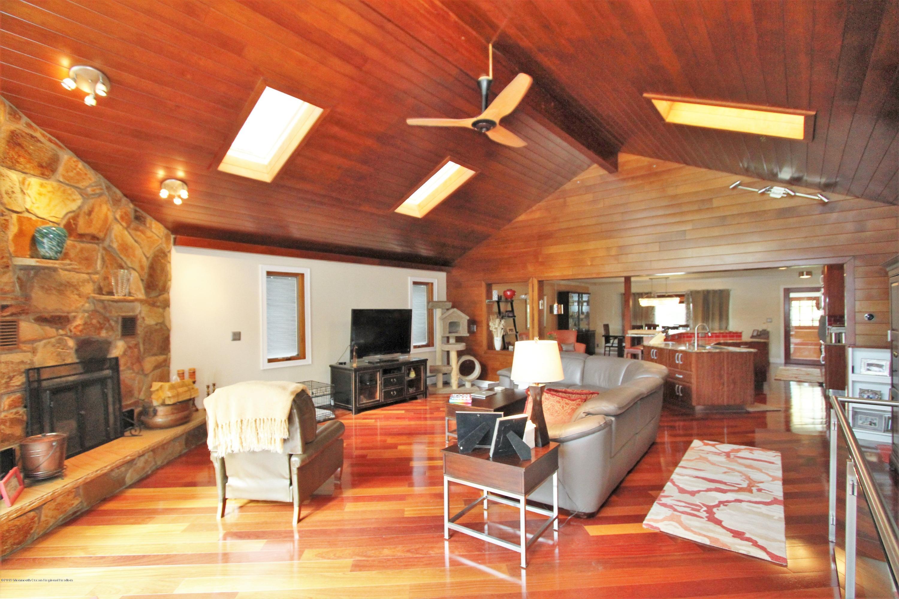 118 Golf Road Montclair, NJ 07043 - Photo 10 of 22 118 Golf Family Great Room 2. AsUB5R6g