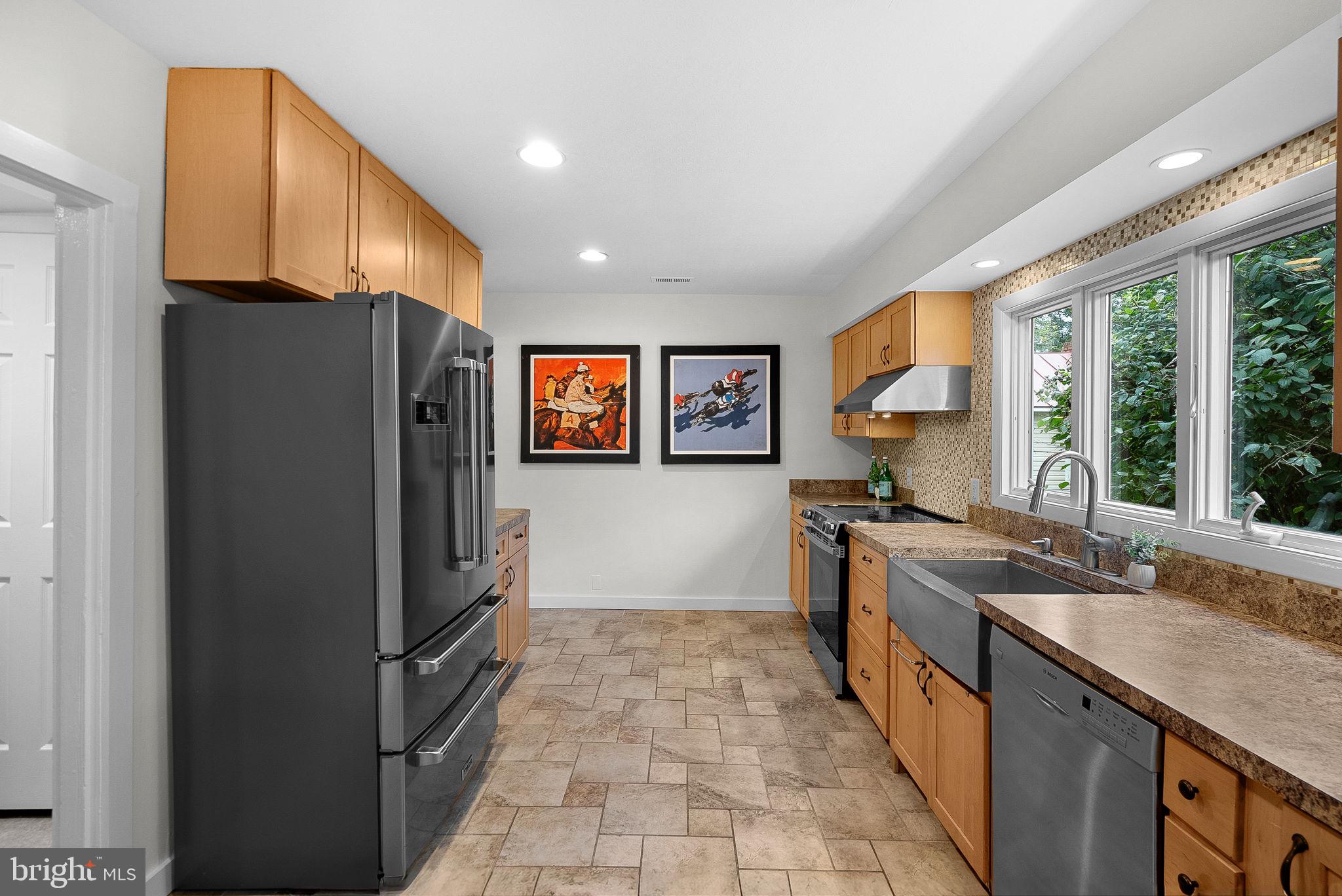 35121 Bloomfield Road Round Hill, VA 20141 - Photo 22 of 57 Kitchen with Tile Floor, SS Appliances