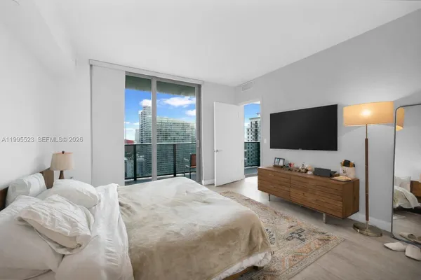 $5,800 | 45 Southwest 9th Street, Unit 2906, Miami, FL 33130