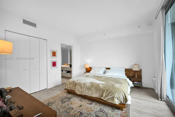 $5,800 | 45 Southwest 9th Street, Unit 2906, Miami, FL 33130