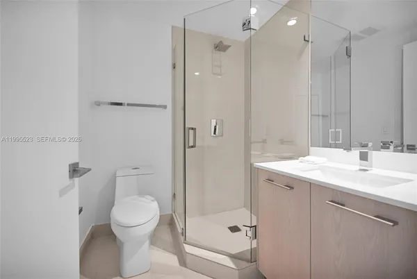 $5,800 | 45 Southwest 9th Street, Unit 2906, Miami, FL 33130