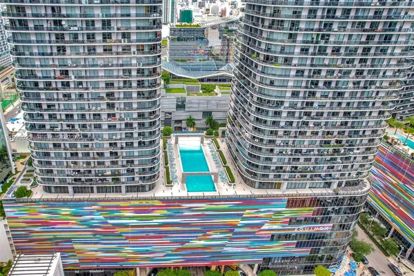 $5,800 | 45 Southwest 9th Street, Unit 2906, Miami, FL 33130