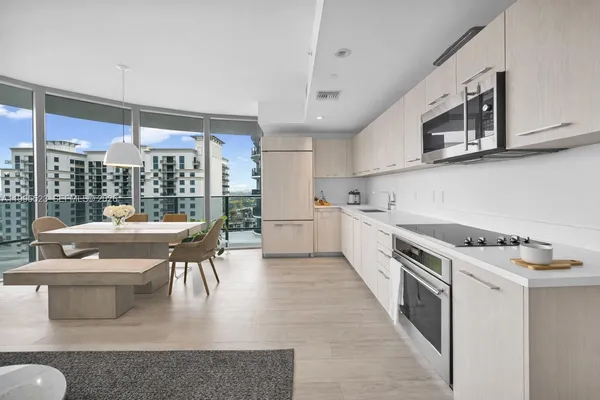 $5,800 | 45 Southwest 9th Street, Unit 2906, Miami, FL 33130