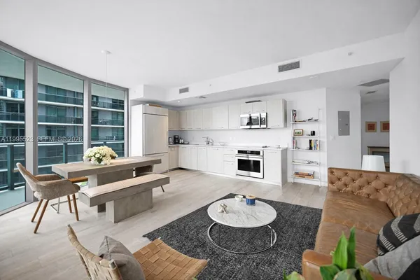 $5,800 | 45 Southwest 9th Street, Unit 2906, Miami, FL 33130