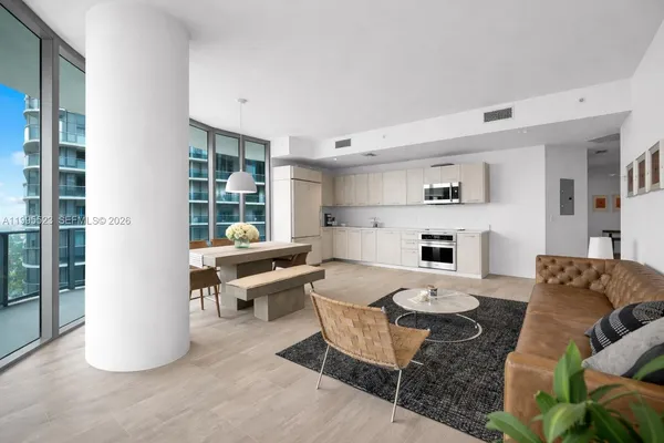 $5,800 | 45 Southwest 9th Street, Unit 2906, Miami, FL 33130