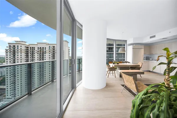 $5,800 | 45 Southwest 9th Street, Unit 2906, Miami, FL 33130