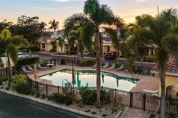 a view of a lake in middle of a city