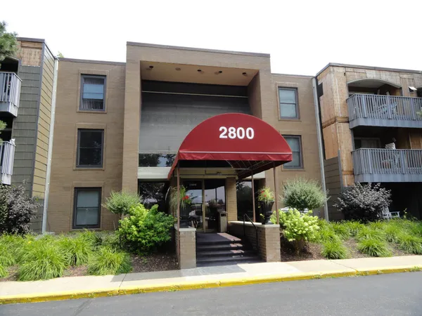$1,350 | 2800 Hamline Avenue North, Unit 250, Roseville, MN 55113