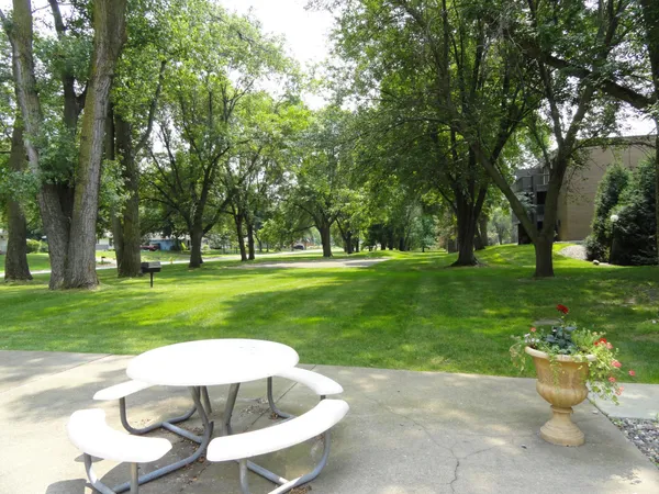 $1,350 | 2800 Hamline Avenue North, Unit 250, Roseville, MN 55113
