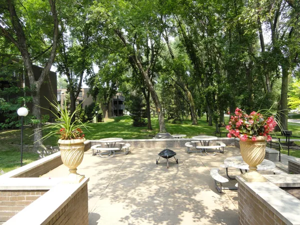 $1,350 | 2800 Hamline Avenue North, Unit 250, Roseville, MN 55113