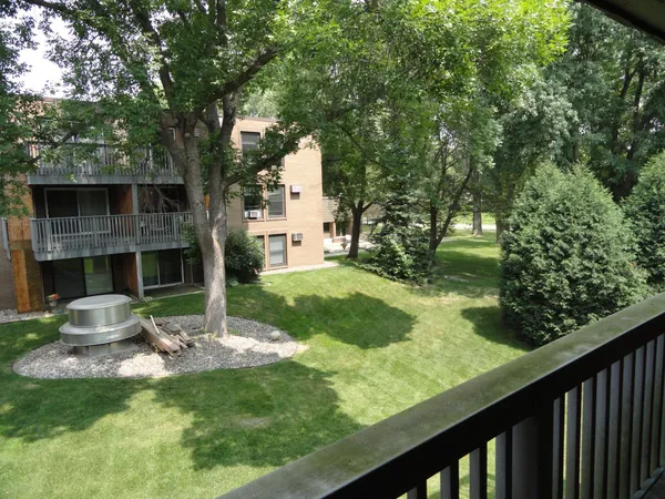 $1,350 | 2800 Hamline Avenue North, Unit 250, Roseville, MN 55113